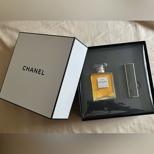CHANEL
N°5 Eau de Parfum Set. Brand New in Box!